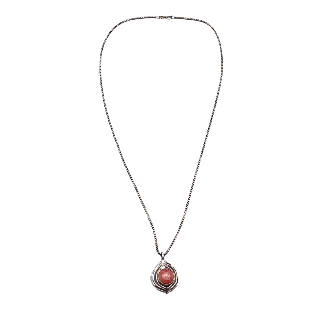 HALSKETTE UND ANHÄNGER AUS 925ER SILBER MIT RÖTLICHEM EDELSTEIN. — Necklace — Auktionshaus Stuber's Hammerschlag