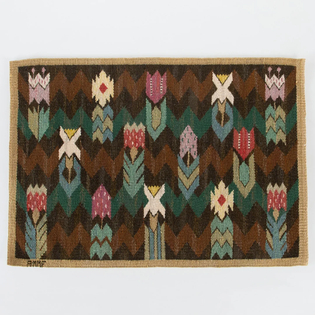 MÄRTA MÅÅS-FJETTERSTRÖM. Väggbonad, "Täppan", Komponerad 1931. Tillverkad efter 1942. — European Carpets & Textiles — Laholms Auktionskammare