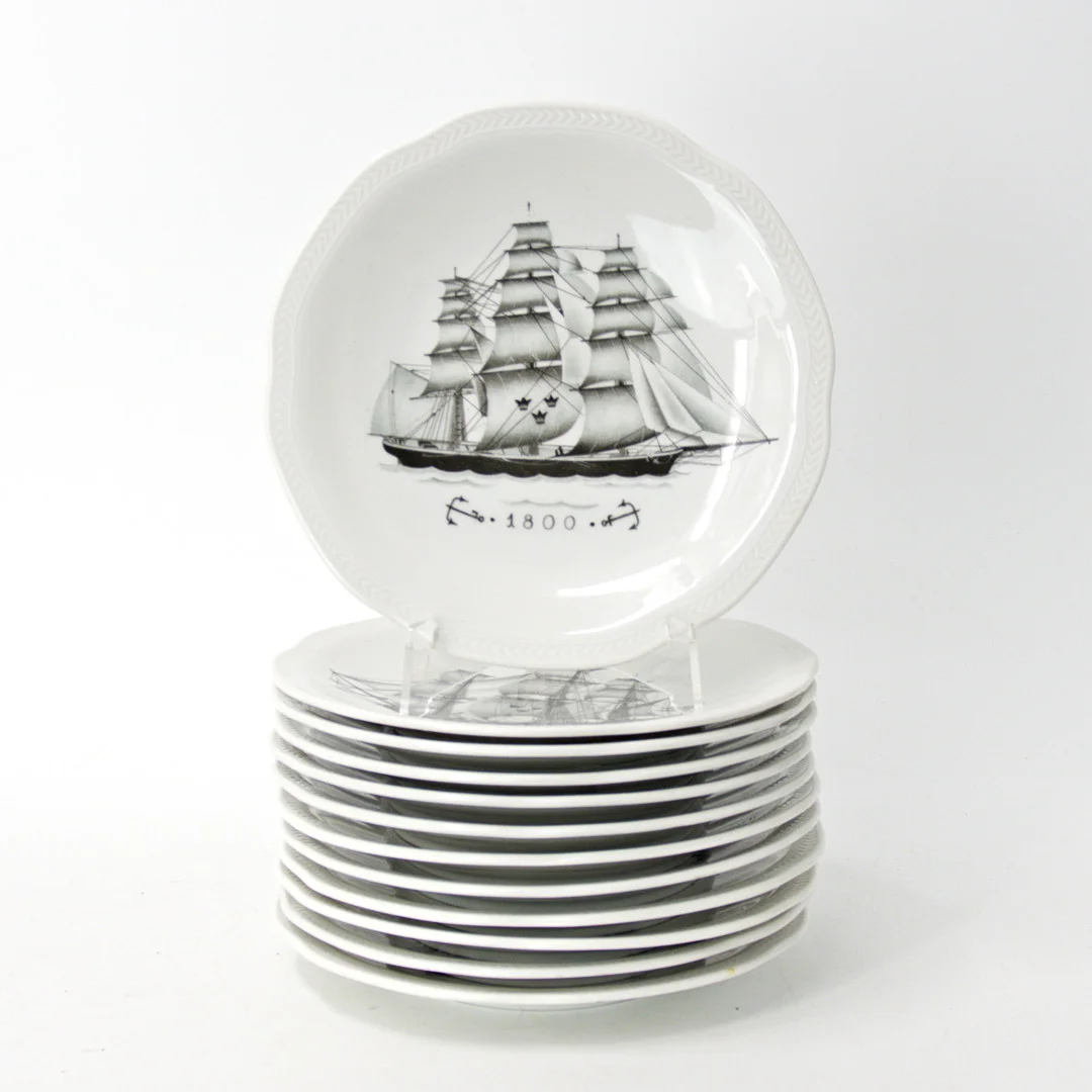 ASSIETTER 12 st, porslin, "Svenska Amerikalinjen", Rörstrand. — Ceramics & Porcelain — Höganäs Auktionsverk