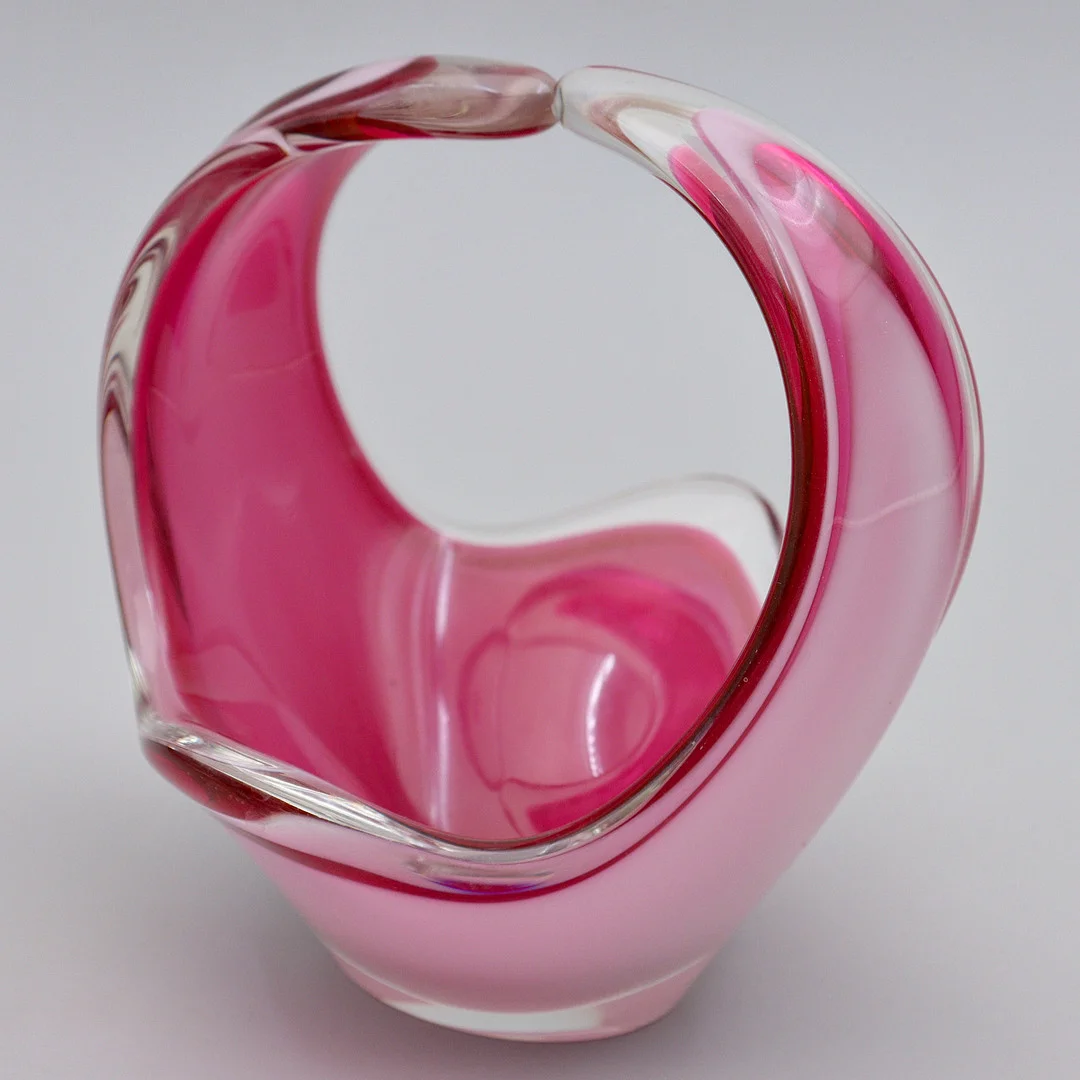 PAUL KEDELV, SKÅL "COQUILLE" FLYGSFORS, SIGNERAD, DATERAD 1958. — Art glass — Auktionskammaren Sydost Kalmar
