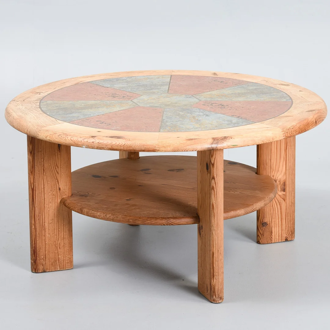 TUE POULSEN. Rundt sofabord med hylde, Fremstillet hos Haslev Møbelfabrik. Danmark, 1970'erne. — Coffee Tables — Sørensen Auktioner