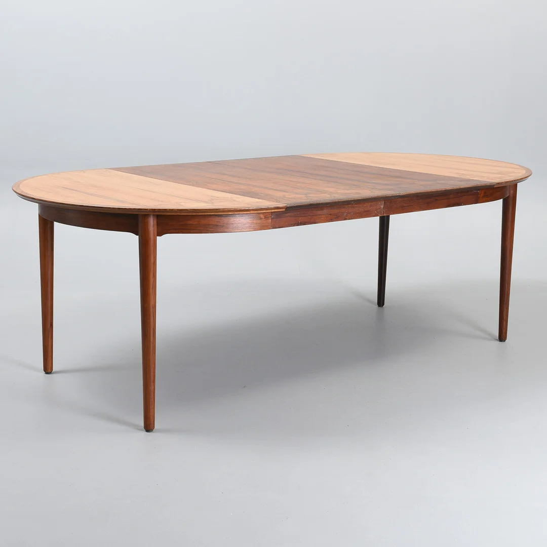 ARNE VODDER. Rundt spisebord i palisander, med to tillægsplader. Fremstillet hos Sibast, Danmark, 1960'erne. (3). — Tables — Sørensen Auktioner