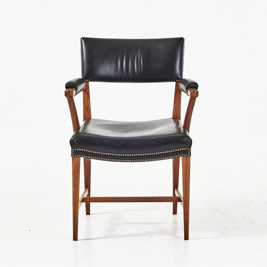 JOSEF FRANK. Karmstol, Firma Svenskt Tenn, modell 695, formgivningsår 1935. — Armchairs & Chairs — Stockholms Auktionsverk Magasin 5