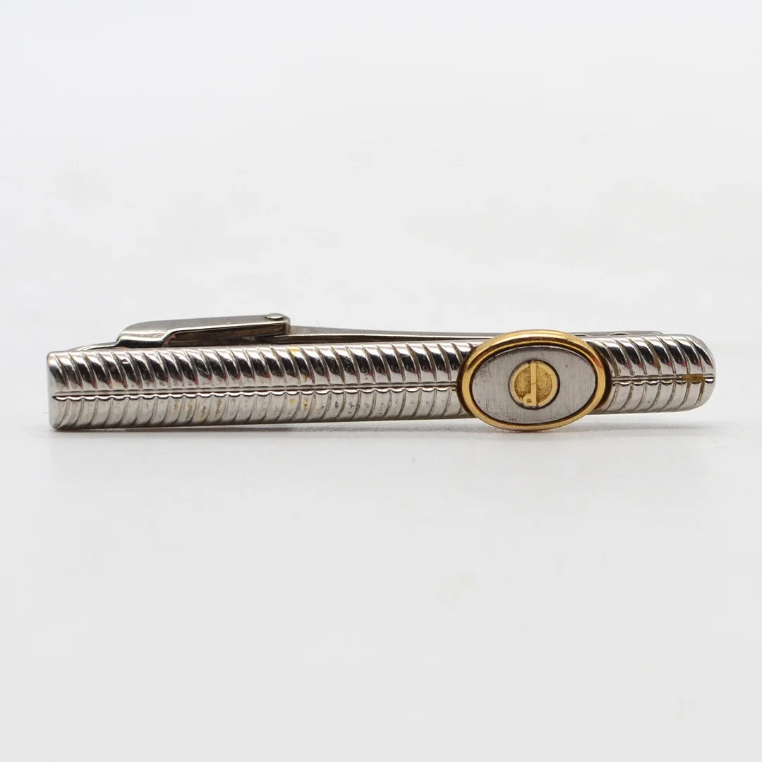 ALFRED DUNHILL. DESIGNER-KRAWATTENKLAMMER, METALL, VERSILBERT UND VERGOLDET, 20. JAHRHUNDERT. — Brooches & Pendants — Kunst- und Auktionshaus Kleinhenz