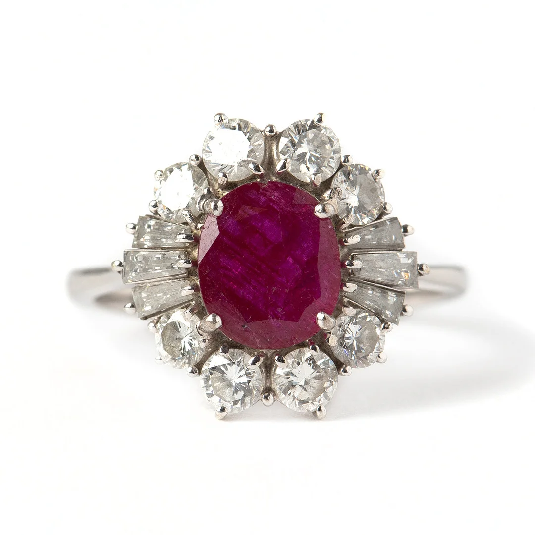 RING, 18K vitguld med briljantslipade diamanter totalt ca o.80 ct, trapetsslipade diamanter, totalt ca 0.30 ct samt ovalslipad rubin, ca 2.0 ct. — Rings — Stockholms Auktionsverk Göteborg