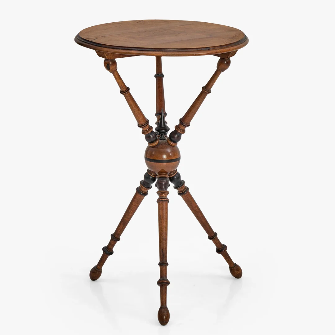 SIDOBORD, omkring år 1900, benställning med svarvad dekor. — Tables — Crafoord Auktioner Stockholm