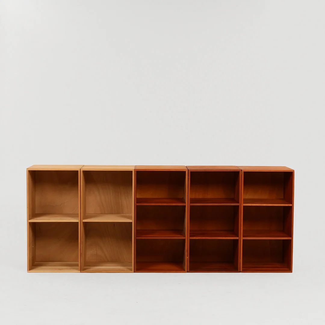 AT-BO. Fem reolmoduler af kirsebær og ahorn, Danmark, 1900-tallets anden halvdel, (5). — Cupboards, Cabinets & Shelves — Palsgaard Kunstauktioner