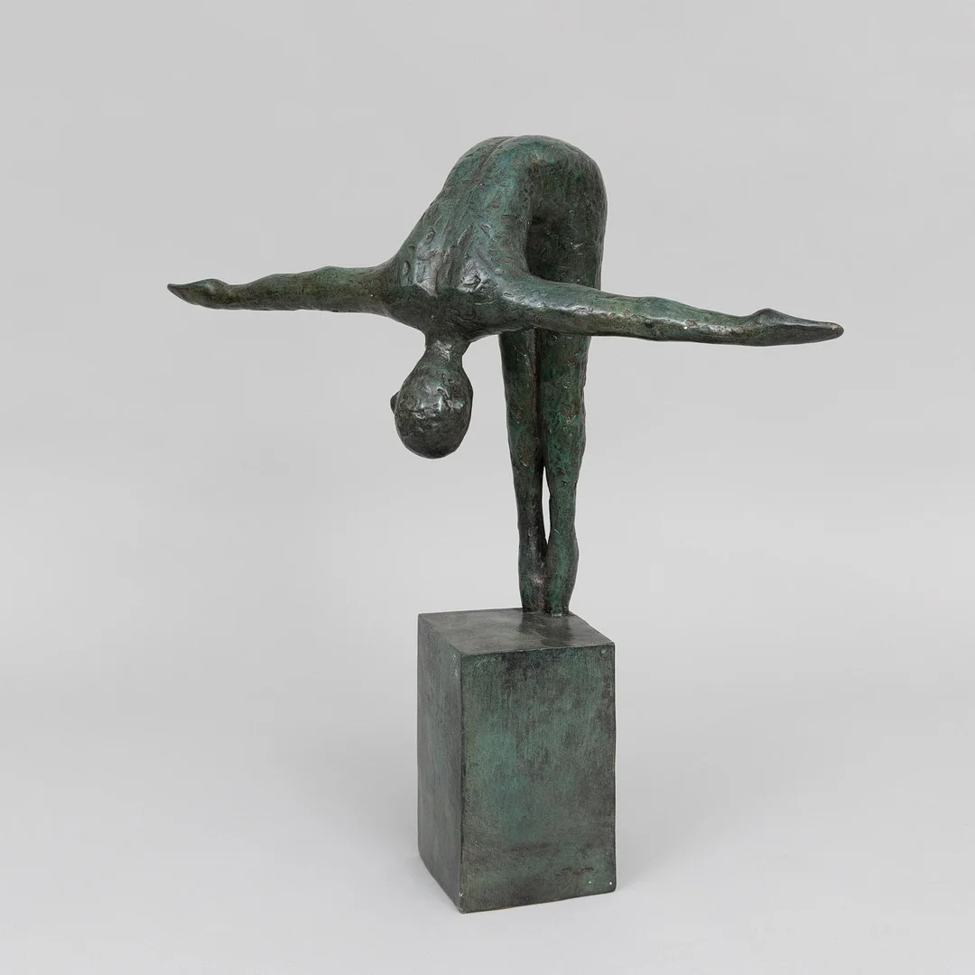 SKULPTUR, Simhoppare, grönpatinerad brons, Art People Gallery, Sweden, stämplad A P G. — Sculptures & Bronzes — Garpenhus Auktioner