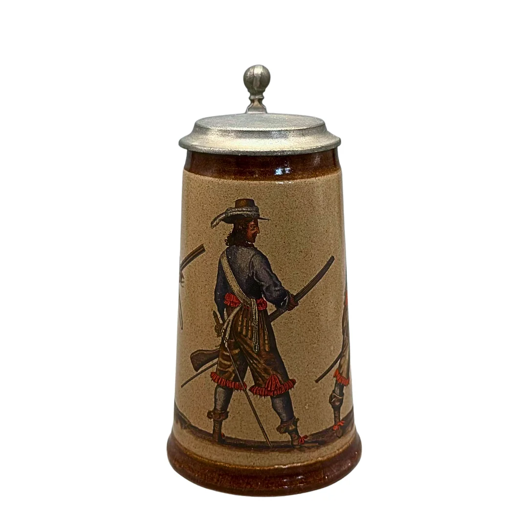 MARZI UND REMY. BIERKRUG AUS STEINZEUG MIT ZINNDECKEL UND JÄGERMOTIVEN. — European — Auktionshaus Stuber's Hammerschlag