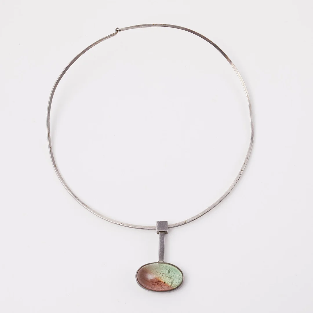 REY URBAN. Collier, silver, hänge med vattenmelonturmalin, signerad, Rey Urban, Stockholm, 1966. — Necklace — Stockholms Auktionsverk Sickla