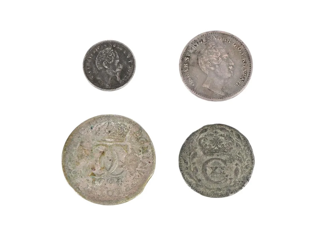 4 MYNT, silver, 1 Öre 1697 ca 1?, 5 Öre 1704 ca 1?/1, 1/16 Rd 1848 ca 1/1+, 10 Öre 1858 ca 1/1+, vikt 7,2 g. — Mynt/Svenska mynt — Kaplans