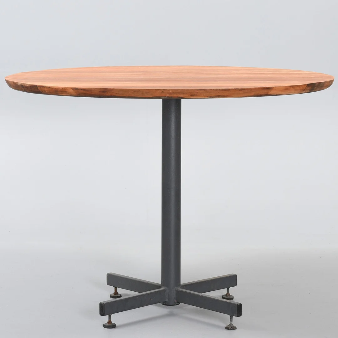 Rundt spisebord i massiv teak, metal pedestal fod. Sidste halvdel af 1900-tallet. — Tables — Sørensen Auktioner