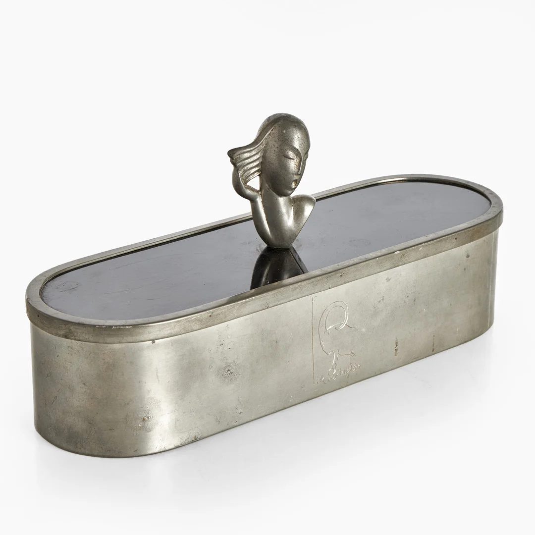 CARL-EINAR BORGSTRÖM (SVERIGE, 1914–1981). Spelskrin, lock med dekor av kvinnofigur, tenn, fackinredning med spelmarker, 1930-tal. Art Deco. — Pewter, Brass & Copper — Crafoord Auktioner Stockholm