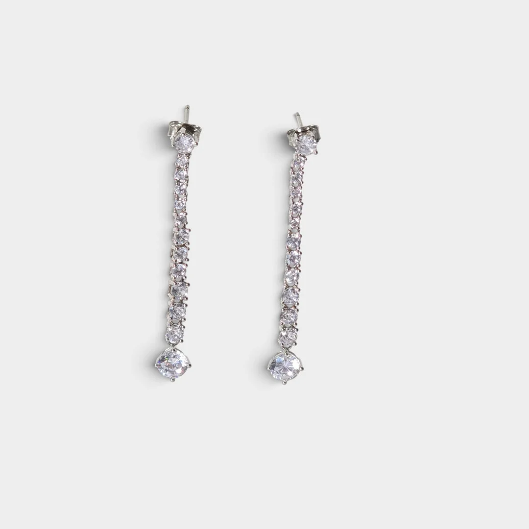Pendientes largos en plata y circonitas. — Earrings — Barcelona Auctions