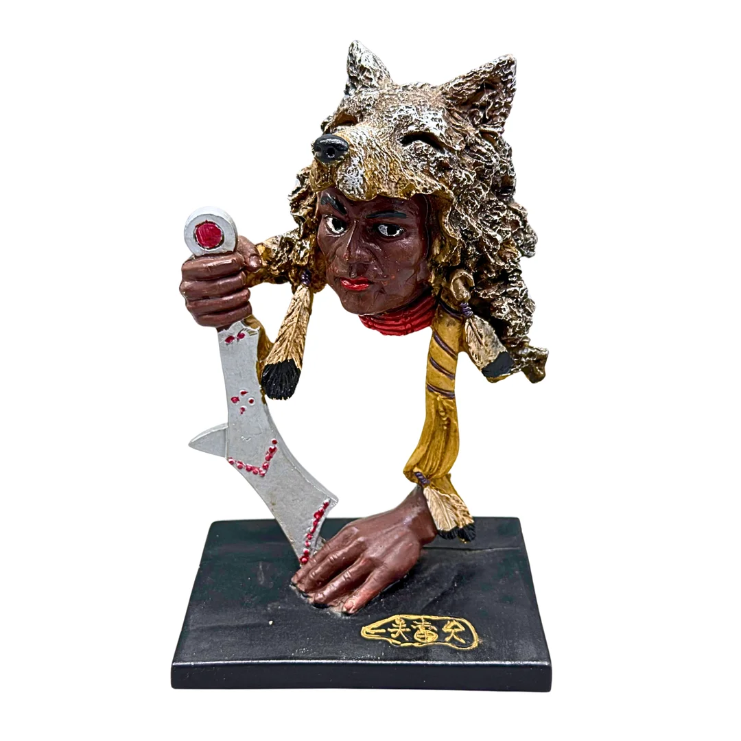 INDIANER-FIGUR MIT WOLFSPELZ AUS KUNSTHARZ. — Sculptures & Bronzes — Auktionshaus Stuber's Hammerschlag