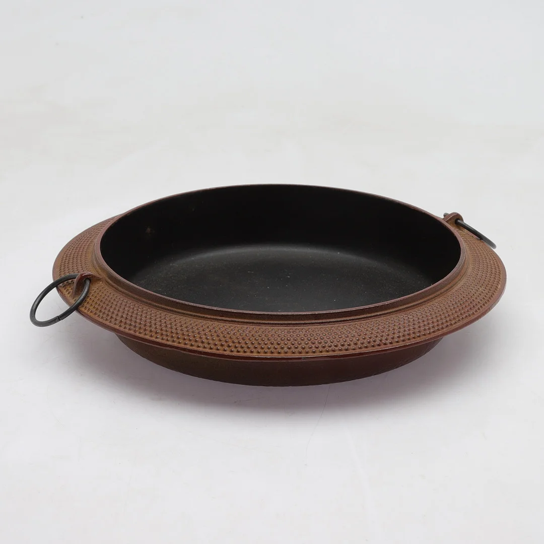 SUKIYAKI-PANNA, gjutjärn, Nambu Tekki-stil, Östasien, 1900-talets andra hälft. — Other metals — Gomér & Andersson Norrköping