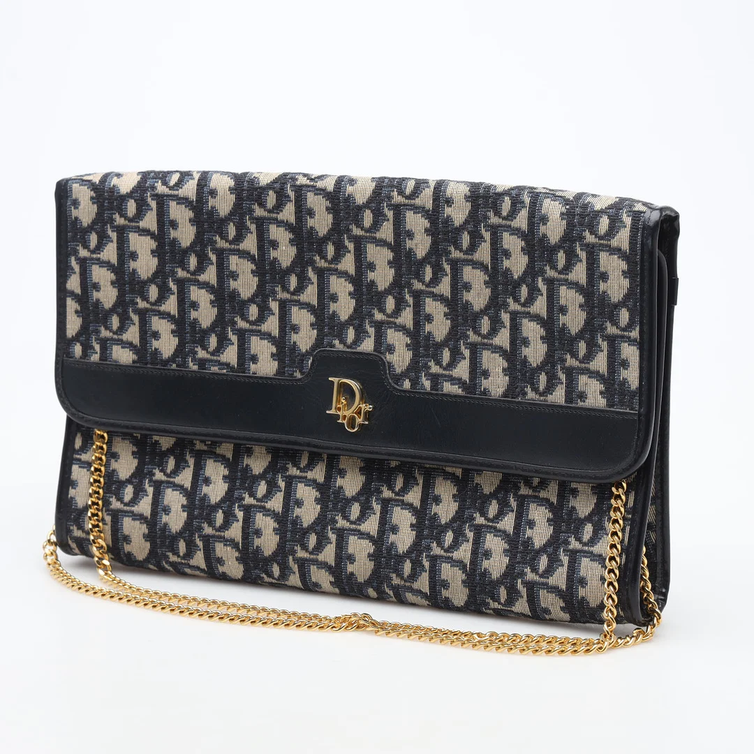 CHRISTIAN DIOR. HANDVÄSKA/CLUTCH, Jacquardtyg med Oblique-mönster i blått, Frankrike, 1900-tal. — Vintage & Designer Fashion — Borås Auktionshall