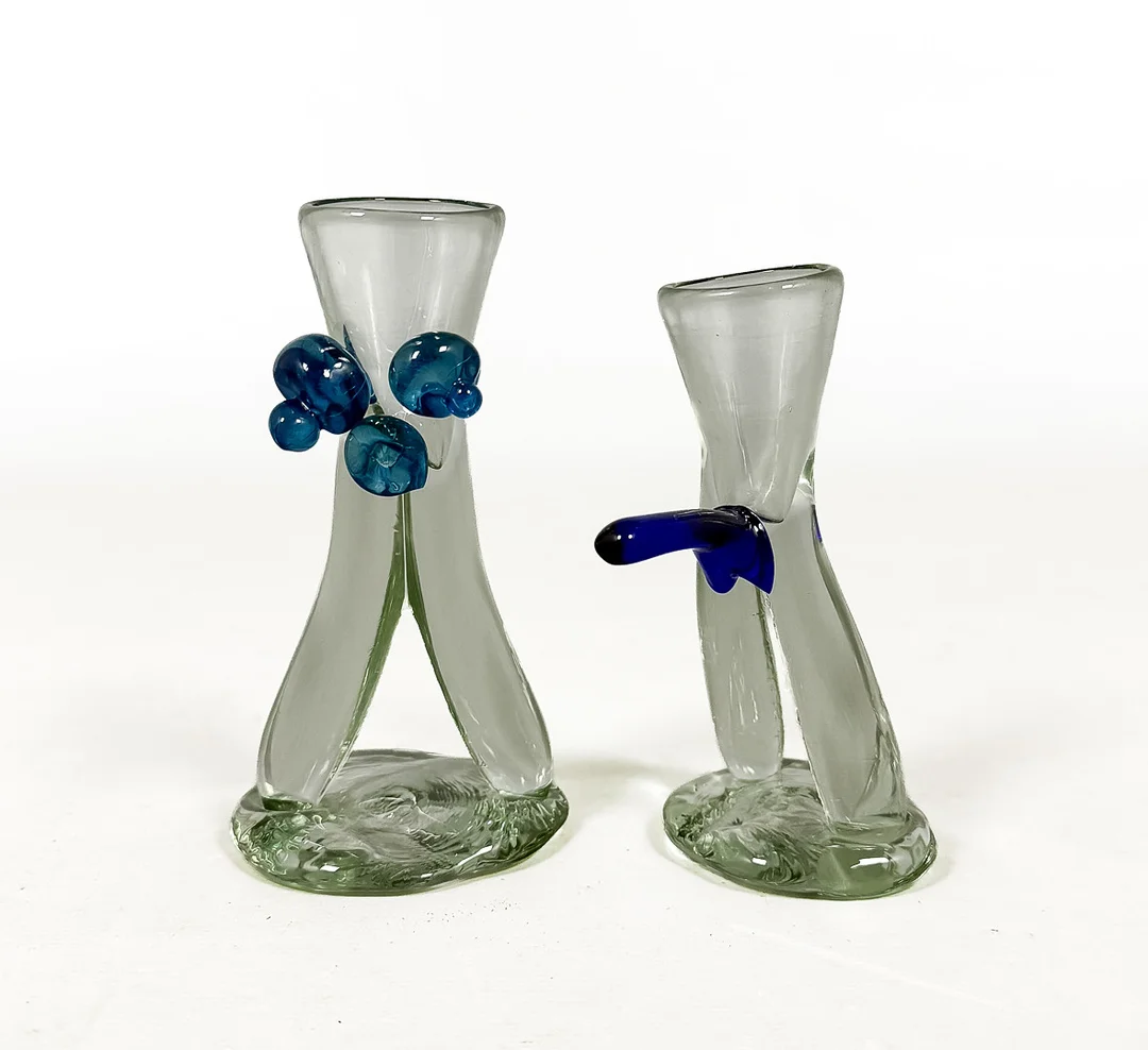 SNAPSGLAS, 2 st, "Kvinna & man", signerade. — Art glass — Auktionshuset STO Bohuslän