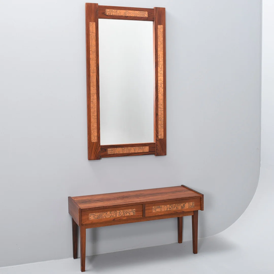 DANSK MØBELDESIGN. Kommode med spejl i palisander og kobber indlæg. Danmark, 1960'erne. — Chests of drawers — Sørensen Auktioner