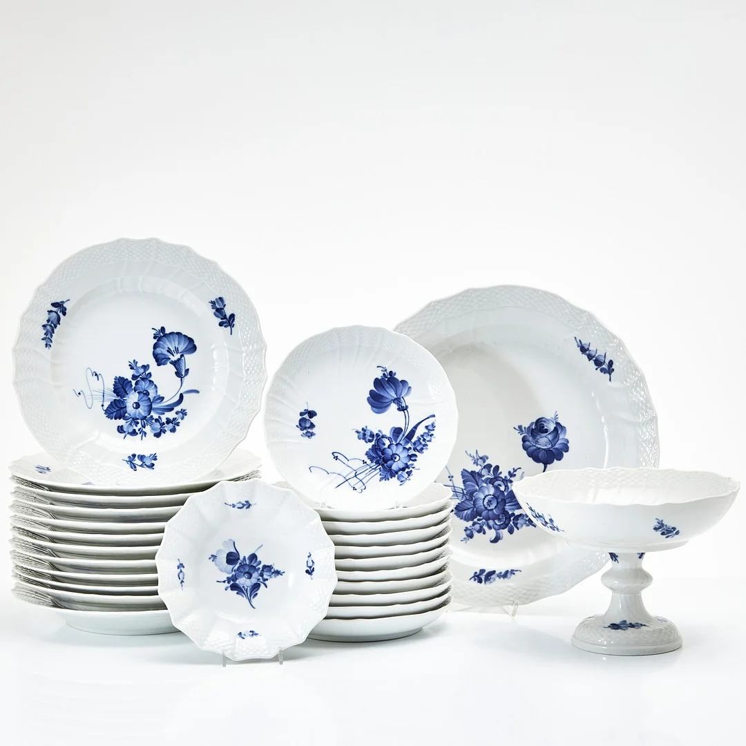 ROYAL COPENHAGEN. 26 dlr. Matservis, "'Blå blomst'', porslin, Danmark. — European — Stockholms Auktionsverk Magasin 5