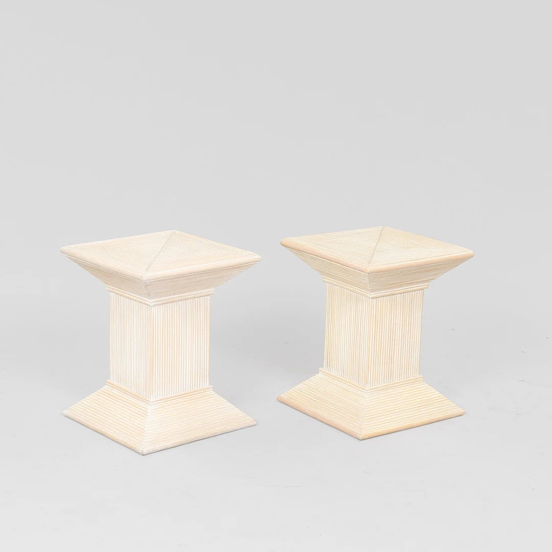 Par piedestaler af bemalet træværk (2). — Dining room furniture — Palsgaard Kunstauktioner