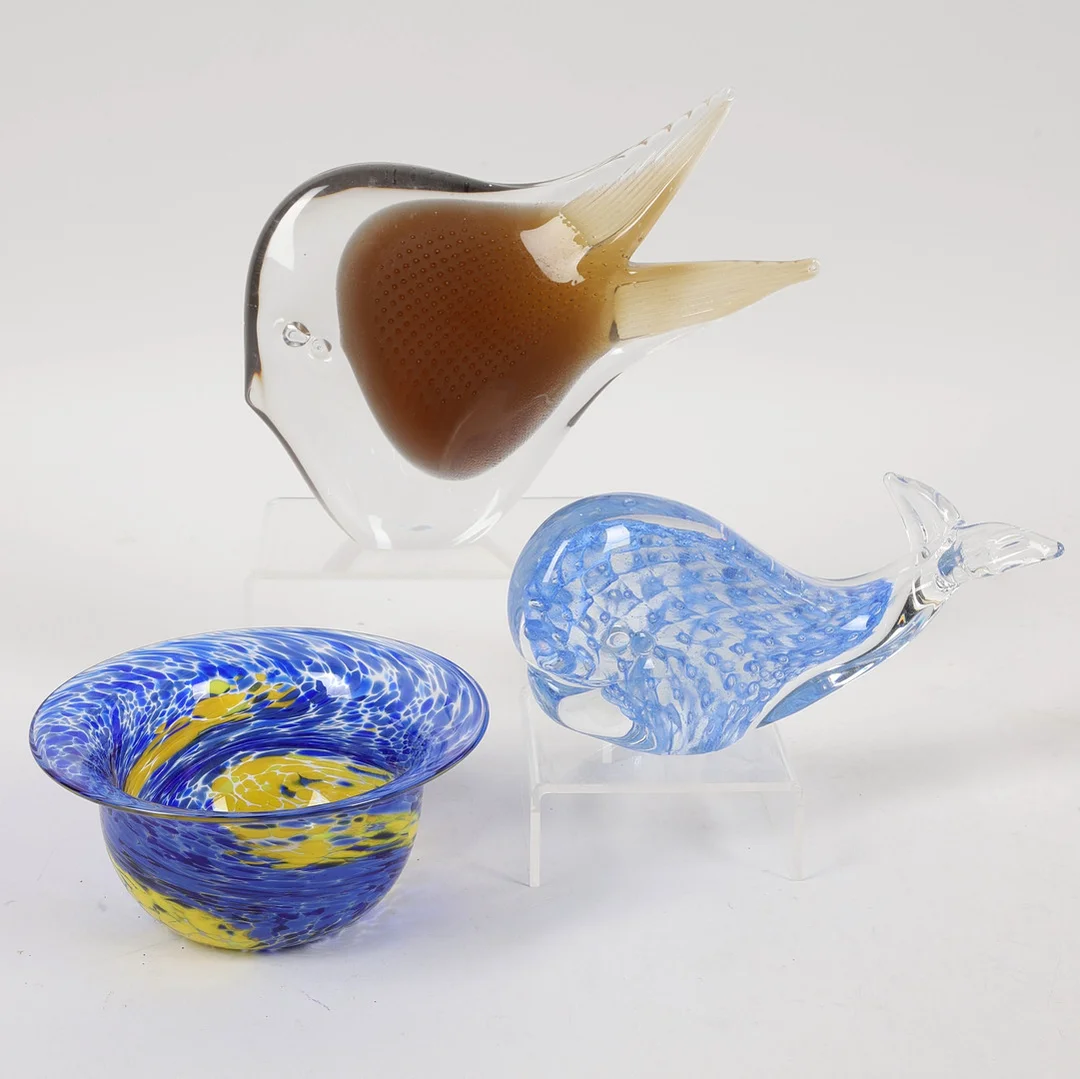 GLASSKULPTURER OCH SKÅL, 3 st, konstglas, bl.a. skål, Ulrica Hydman Vallien, Boda Sweden, 1900-talets andra hälft. — Art glass — Ekenbergs Auktioner