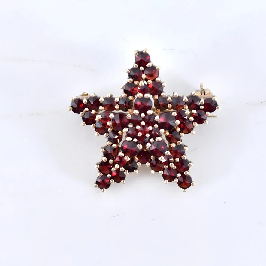 BROSCH, med granater, förgyllt silver. — Brooches & Pendants — Halmstads Auktionskammare