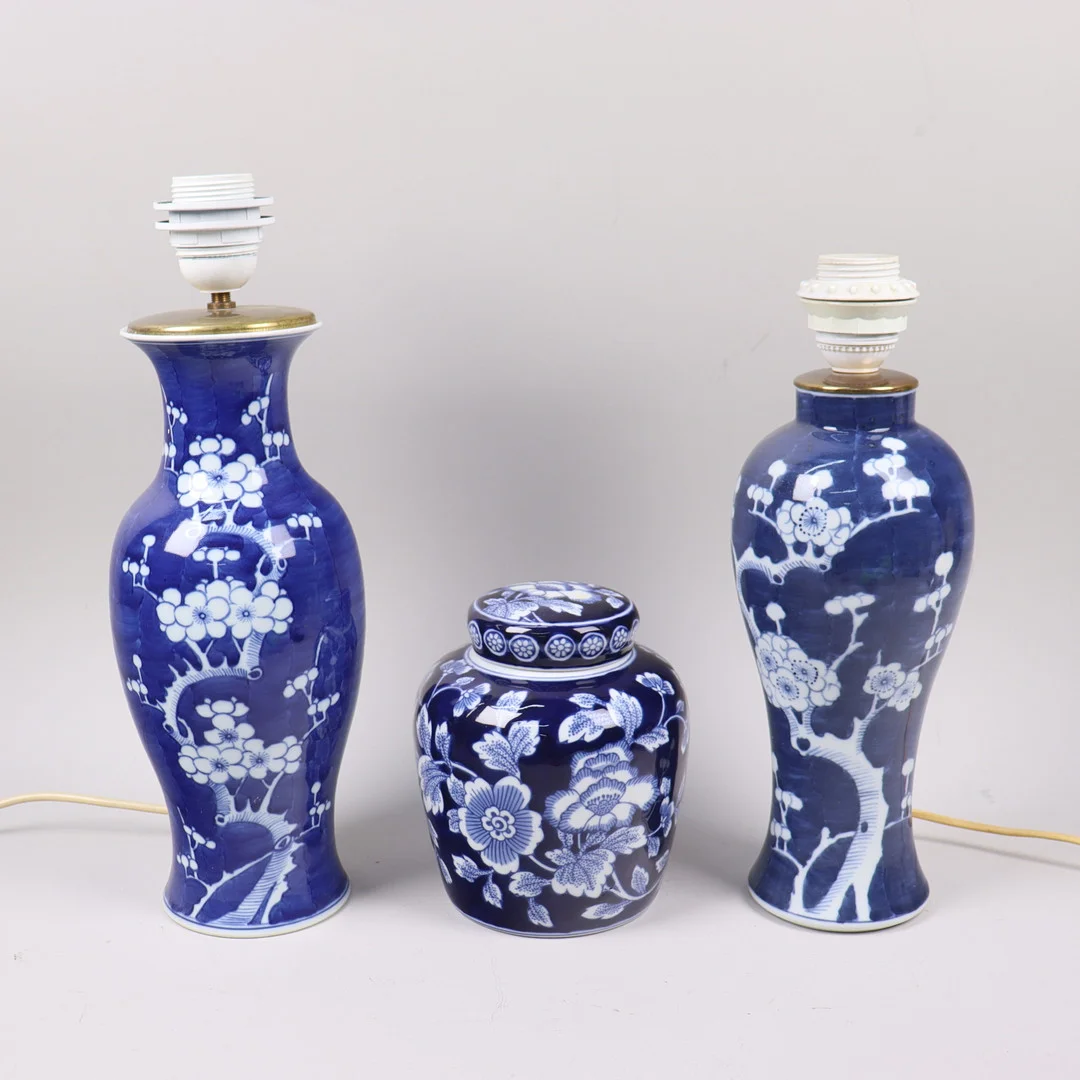 BORDSLAMPOR OCH LOCKURNA, Kina, 1900-talets andra hälft. — Ceramics & Porcelain — Markus Auktioner