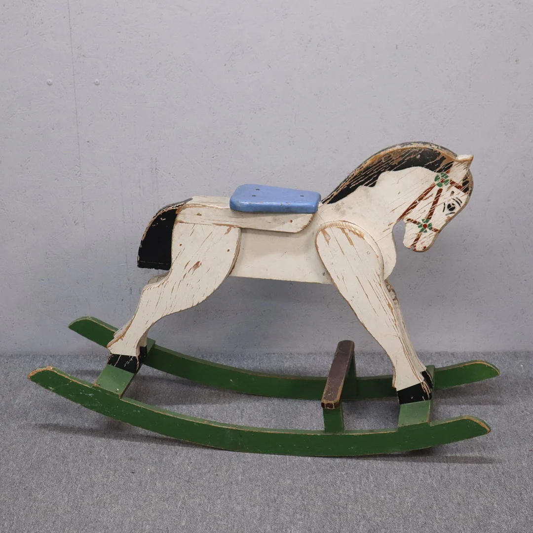 GUNGHÄST, bemålat trä, 1900-talets första hälft. — Toys — Markus Auktioner