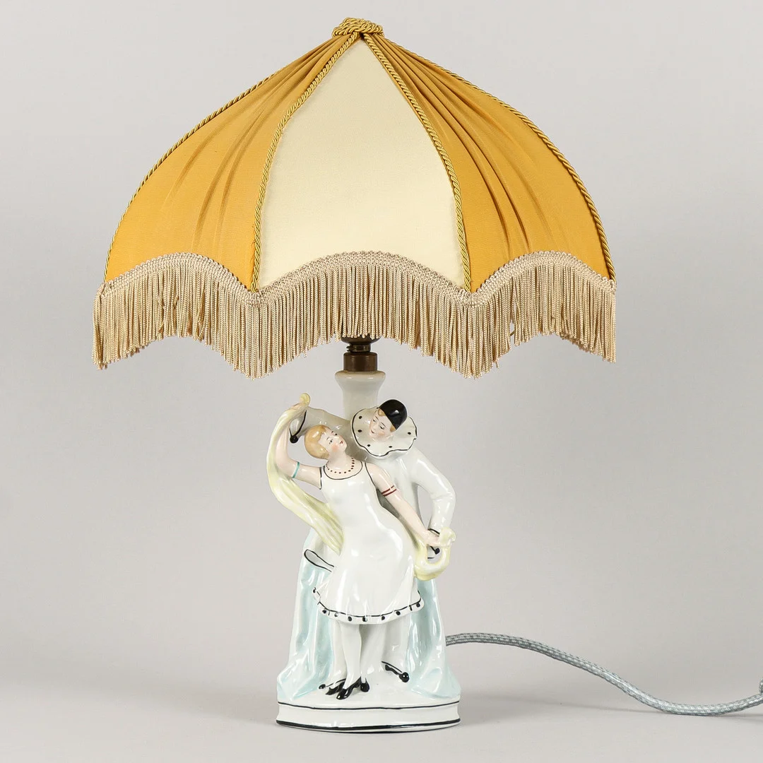 BORDSLAMPA porslinsfot, Tyskland. — Table Lamps — Karlstad Hammarö Auktionsverk