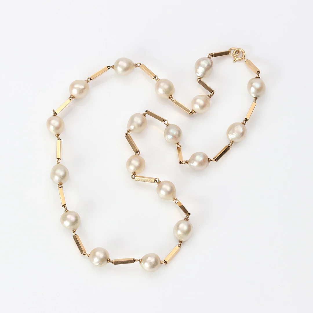 PÄRLCOLLIER. 18k guld med odlade pärlor, totalvikt ca 22,9 gram. — Necklace — Skånes Auktionsverk