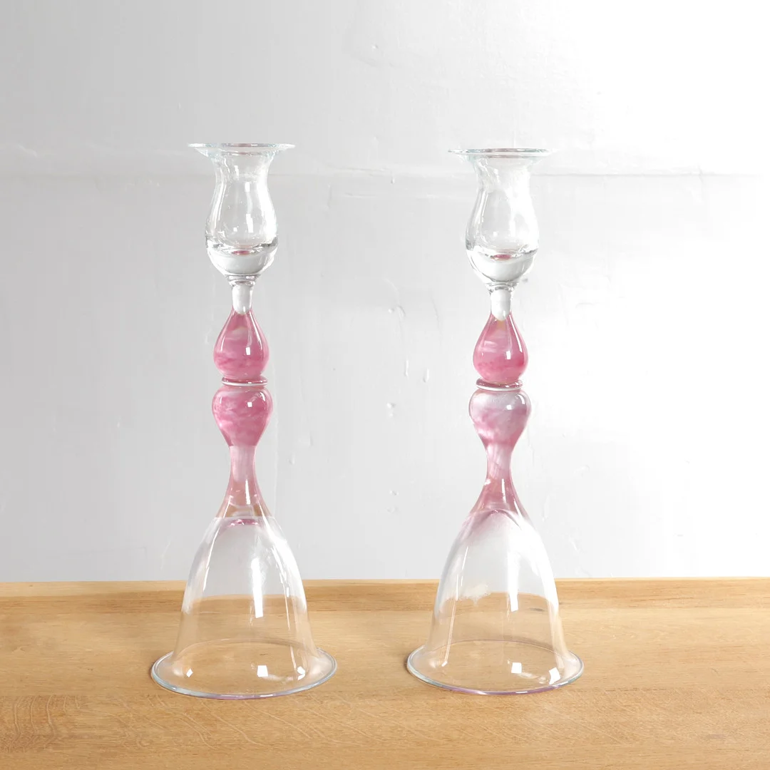 PER LÜTKEN (F. 1916, D. 1998). "Susanne", et par lysestager med rosafarvet stilk. Udført hos Holmegaard Glasværk, Danmark (2). — Art glass — Woxholt Auktionshus