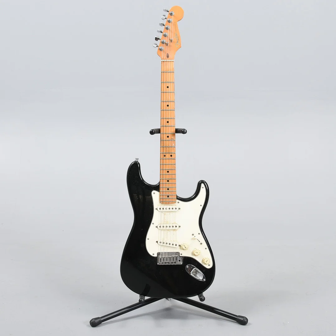 FENDER, Stratocaster, 1995, Fremstillet i USA, med original hardcase. (2). — Musical instruments — Sørensen Auktioner