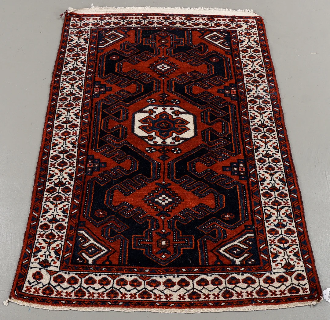 MATTA Saveh, 150x99 cm. — Persian Carpets & Textiles — Karlstad Hammarö Auktionsverk