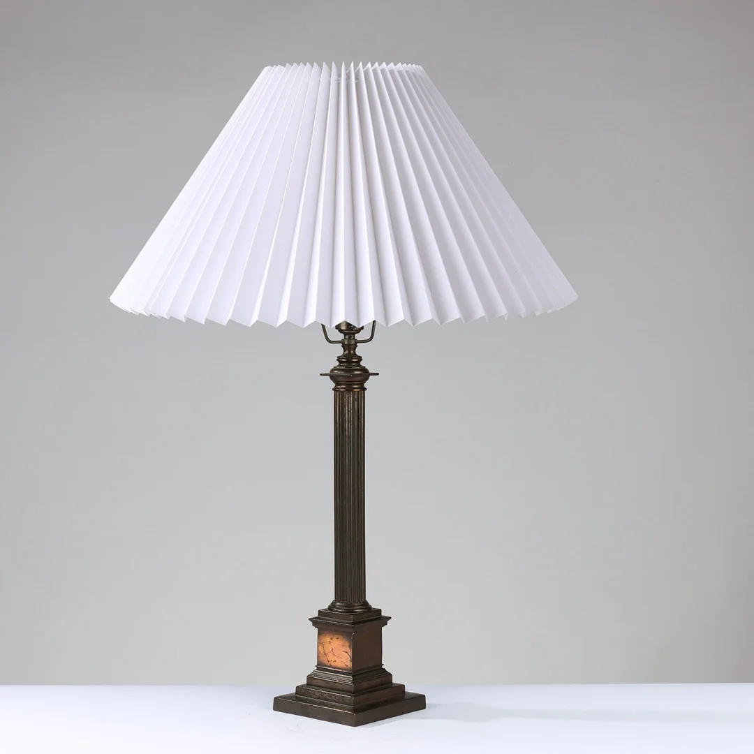 Slank bordlampe i klassicistisk stil udsmykket med kanneleret søjle, fremstillet af bruneret metal, europæisk lampeproducent, 20. århundrede. — Table Lamps — Palsgaard Kunstauktioner
