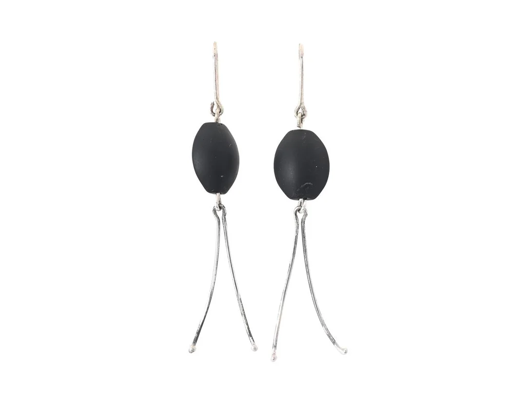 ÖRHÄNGEN, sterlingsilver, plast, höjd 66 mm, krokar, vikt ca 4,5 g. — Smycken/Örhängen — Kaplans