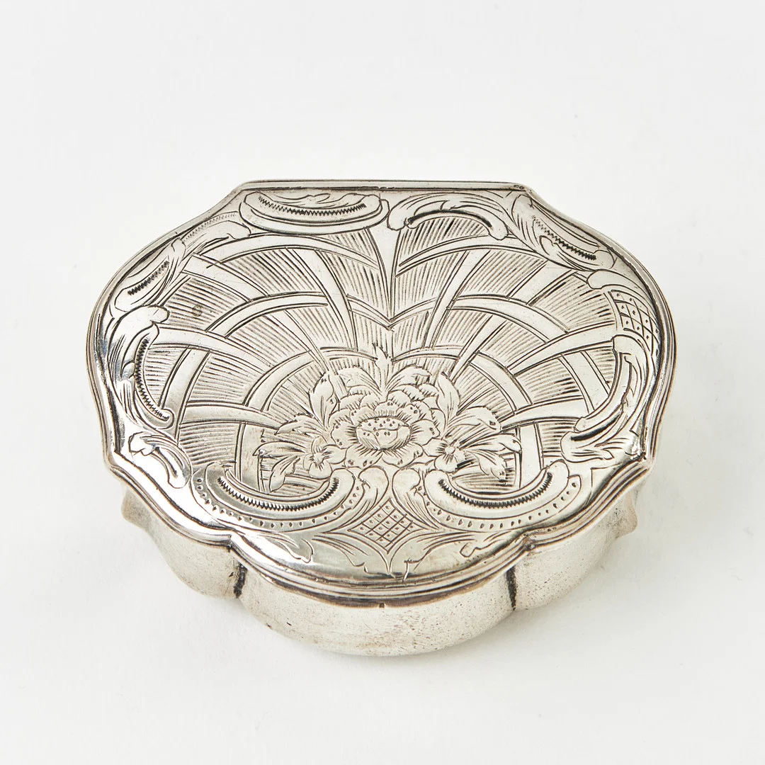 DOSA, silver, otydliga stämplar, Sverige 1700-tal. Rokoko. — Silver — Stockholms Auktionsverk Magasin 5