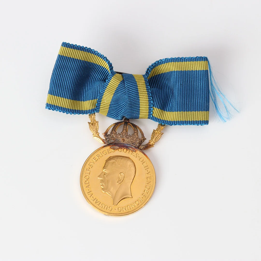 GULDMEDALJ. 23k/18k guld, Gustav VI Adolf, totalvikt ink. band 15,4 gram. — Orders & Medals — Skånes Auktionsverk