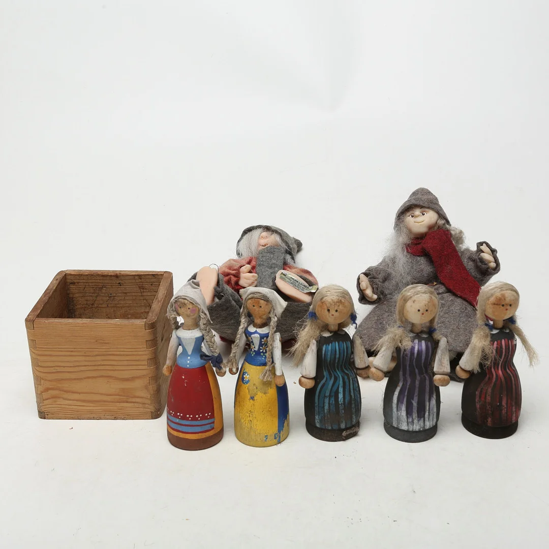 DOCKOR, 2 st, Sylvia Lauber, TRÄMÅTT, HEMSLÖJDSFIGURER 5 st. — Miscellaneous — Kalmar Auktionsverk