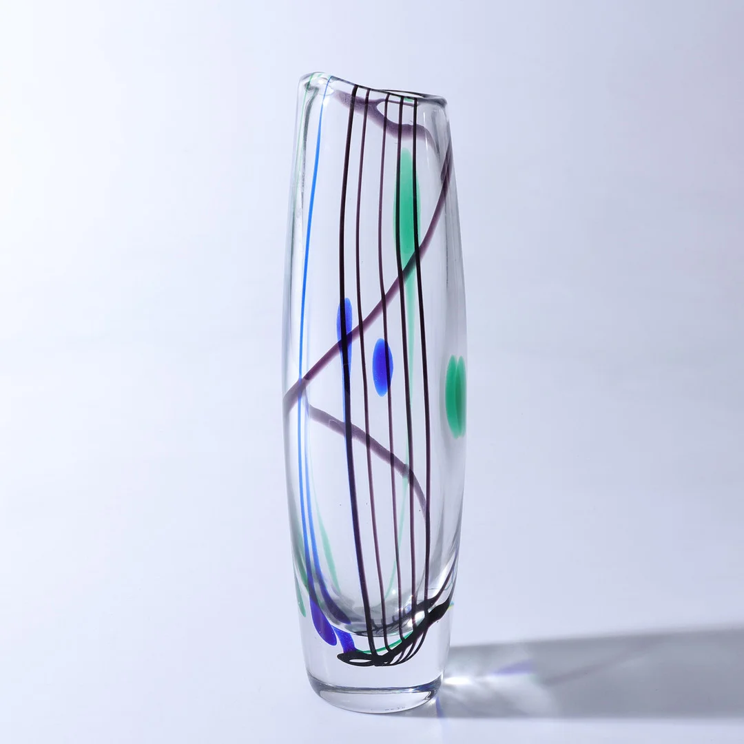 VICKE LINDSTRAND. "Abstrakta", vas, Kosta, hyttarbetad med dekor av streck och cirklar i violett, grönt och blått. — Art glass — Gomér & Andersson Linköping