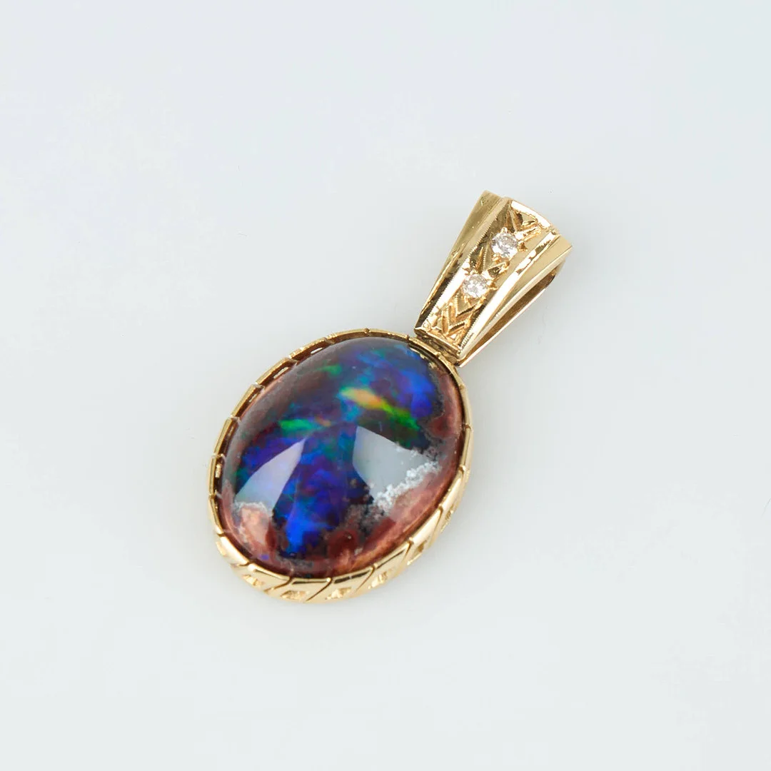 HÄNGE, ca 18K guld, boulderopal och diamanter. — Brooches & Pendants — Stockholms Auktionsverk Helsinki