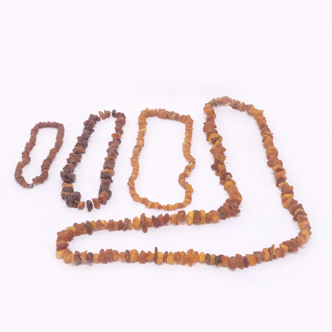 BÄRNSTENSCOLLIER, FYRA STYCKEN. — Necklace — Björnssons Auktionskammare