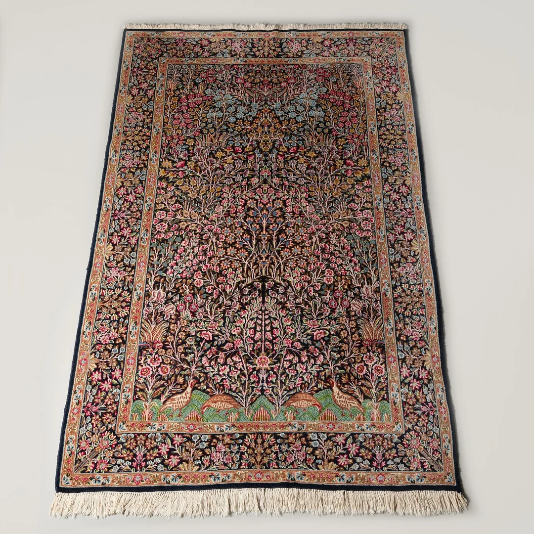 ORIENTMATTA, 251X153, persisk, sannolikt Kerman Laver, livsträd med fåglar, 1900-tal. — Persian Carpets & Textiles — Wickmans