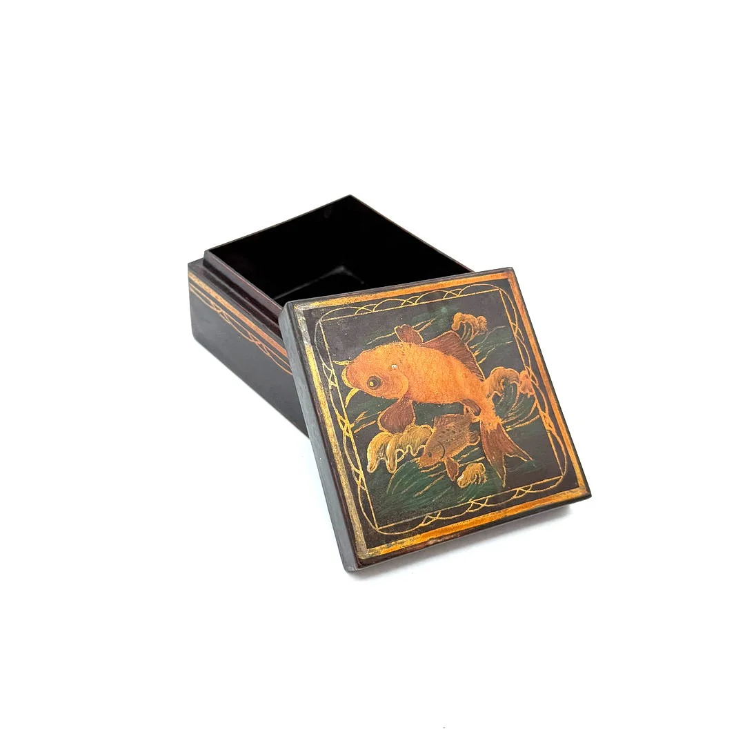 ASIATISCHE LACKDOSE AUS HOLZ MIT GOLDFISCH MOTIV. — Wood — Kunst- und Auktionshaus Kleinhenz