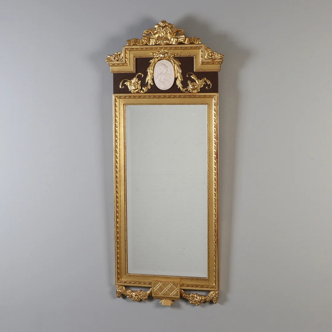 SPEGEL. Förgyllt och bemålat trä, fasettslipat glas. Gustaviansk stil, 1900-talets andra hälft. — Mirrors — Skånes Auktionsverk