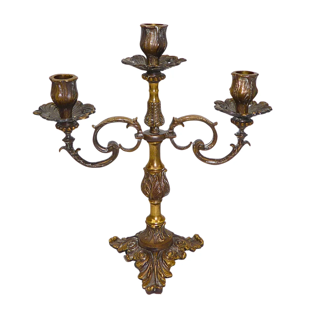 DREIFLAMMIGER KERZENLEUCHTER AUS METALL. — Candlesticks — Auktionshaus Stuber's Hammerschlag