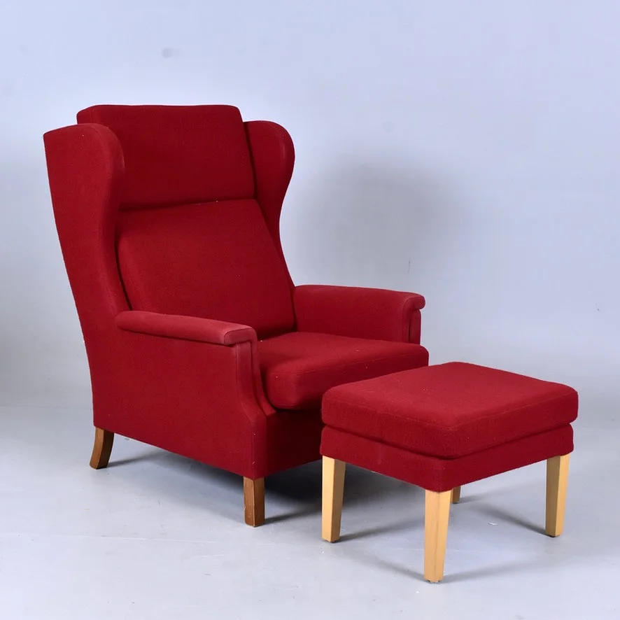 ÖRONLAPPSFÅTÖLJ samt fotpall. — Armchairs & Chairs — Halmstads Auktionskammare