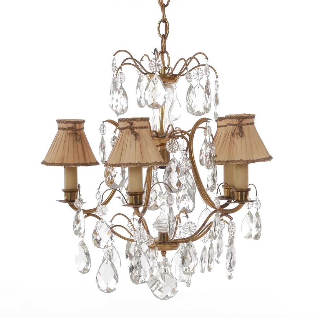 LJUSKRONA, 5-armad, barockstil, mässing med prismor, 1900-talets mitt. — Chandeliers — Auktionsfirma Kenneth Svensson i Kalmar