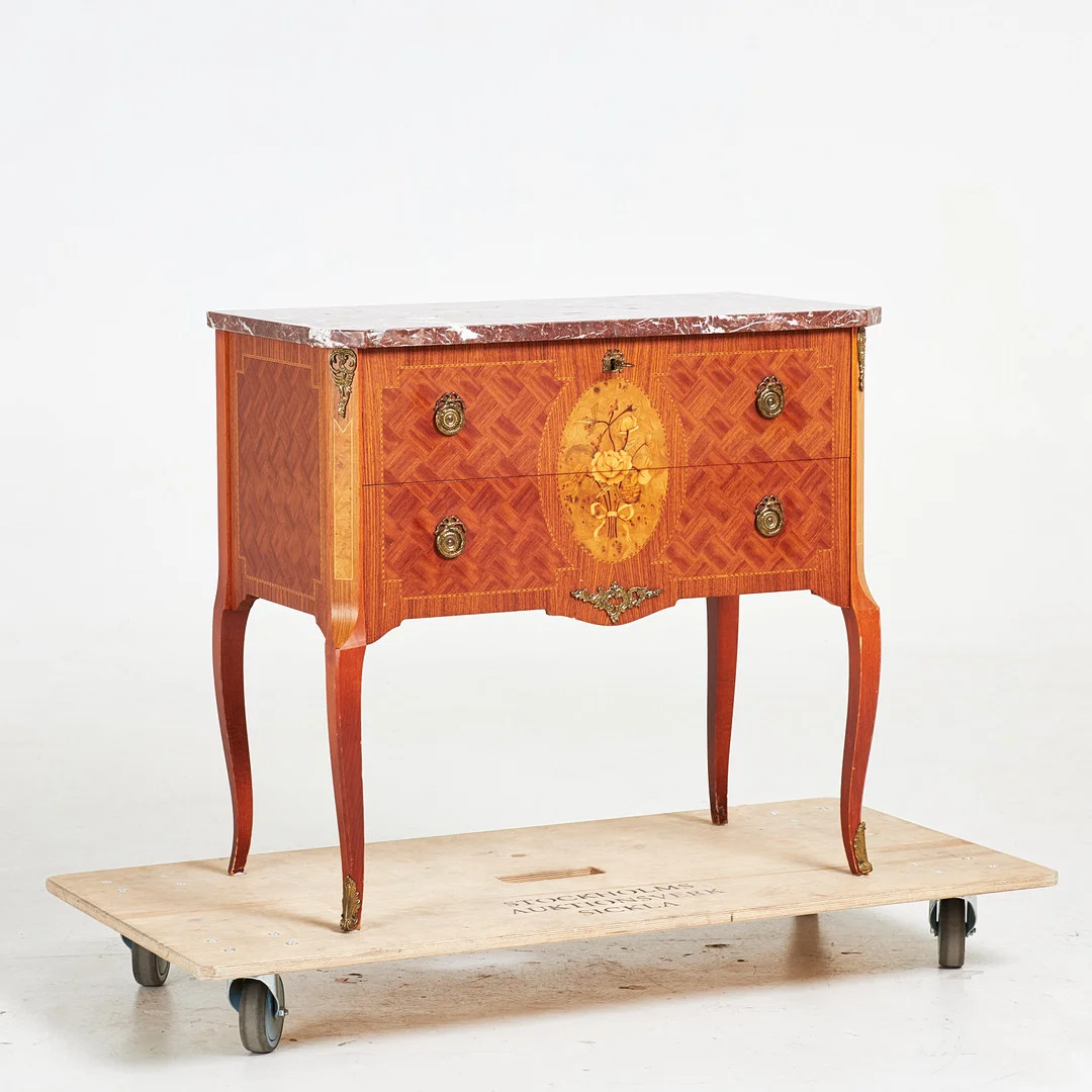 BYRÅ. Gustaviansk stil, 1900 talets mitt, fanér, intarsiadekor, konturerad stenskiva i levanto rosso. — Chests of drawers — Stockholms Auktionsverk Sickla