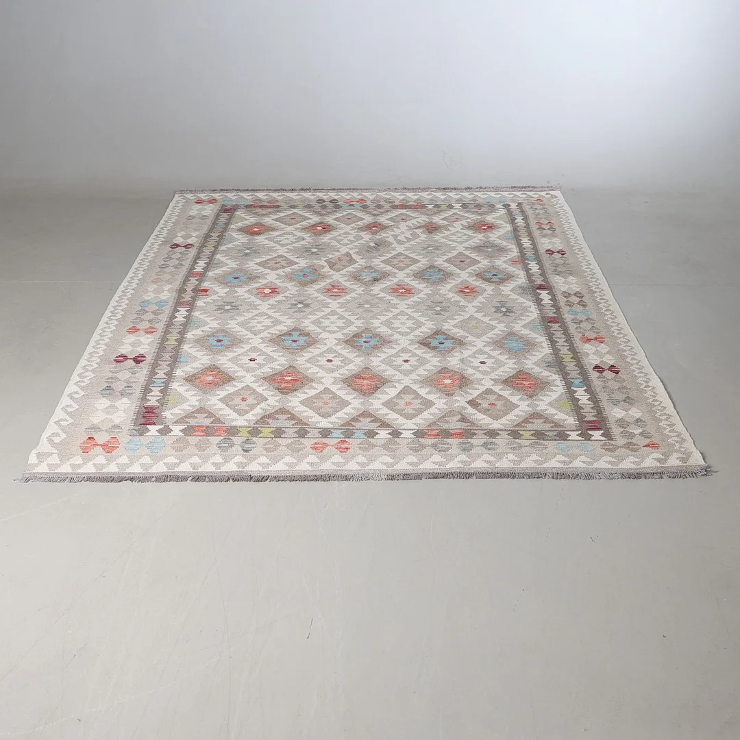 ORIENTMATTA. Kelim, 292 x 210 cm. — Oriental Carpets & Textiles — Gomér & Andersson Nyköping